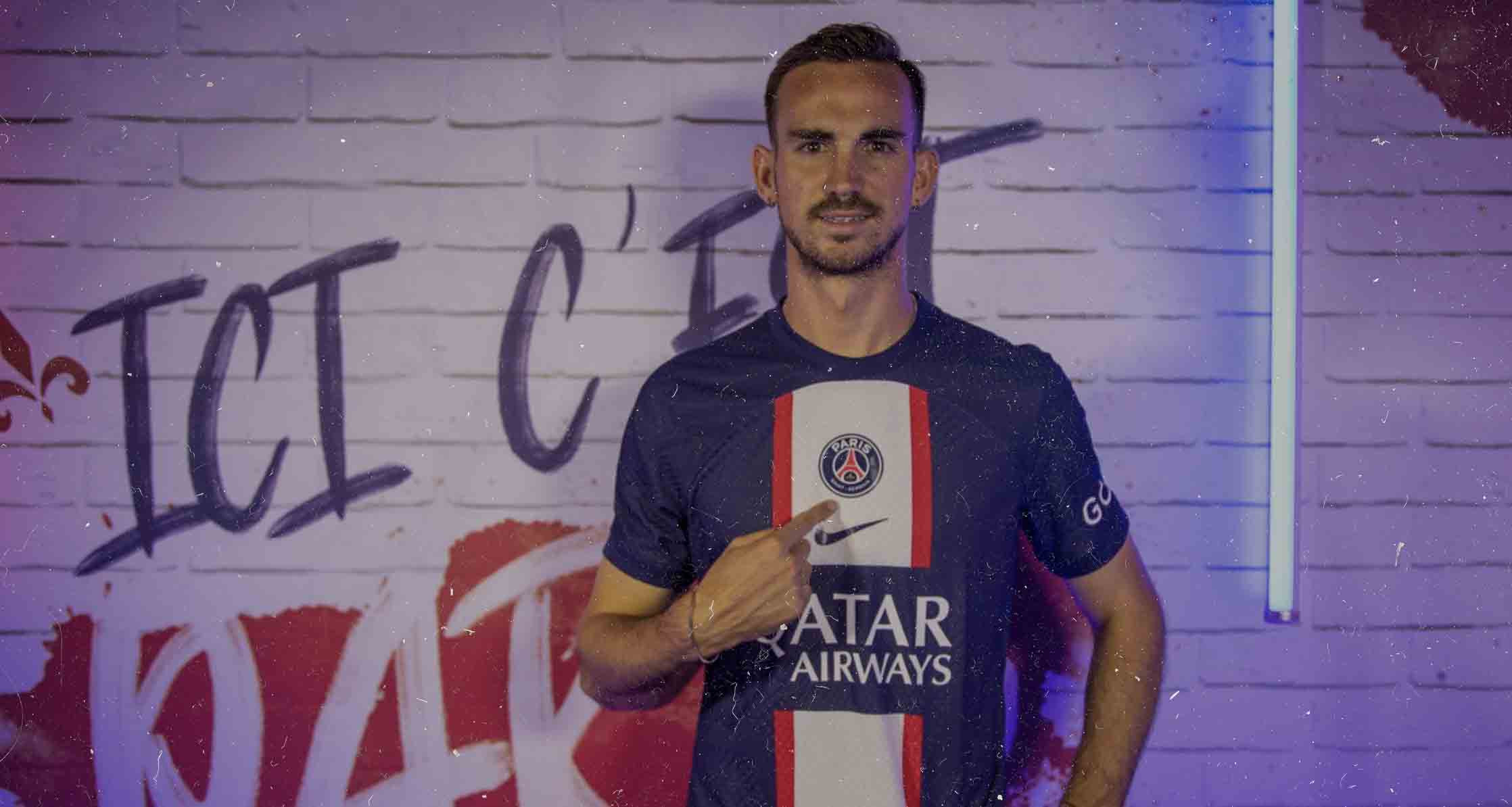 Fabián Ruiz, footballer, posing for a photo after signing with PSG in 2022.